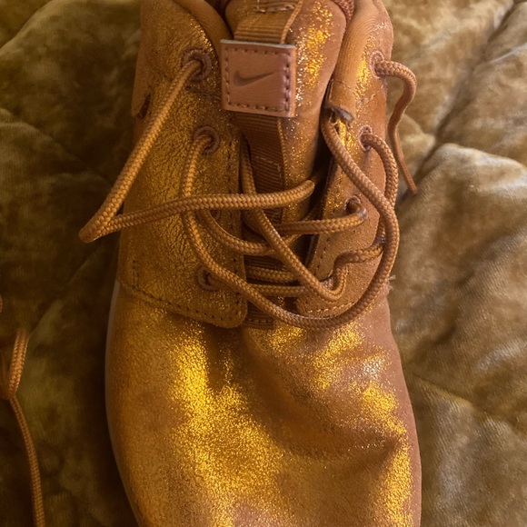 Womens size 8 bronze Nike - Picture 5 of 6